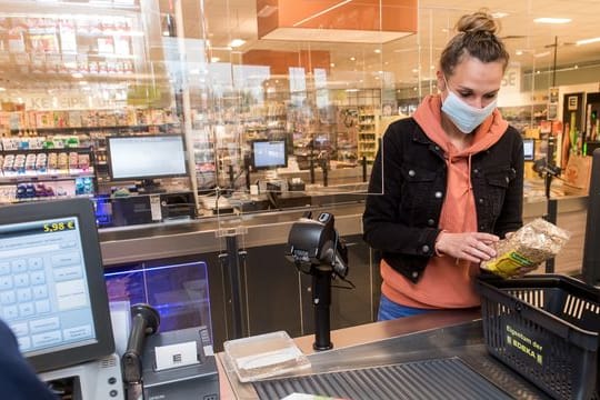 Auch wenn die Maske kein Muss mehr ist: Viele tragen sie im Einzelhandel weiterhin – und fühlen sich unwohl, wenn ihnen jemand ohne Maske zu nahe kommt.