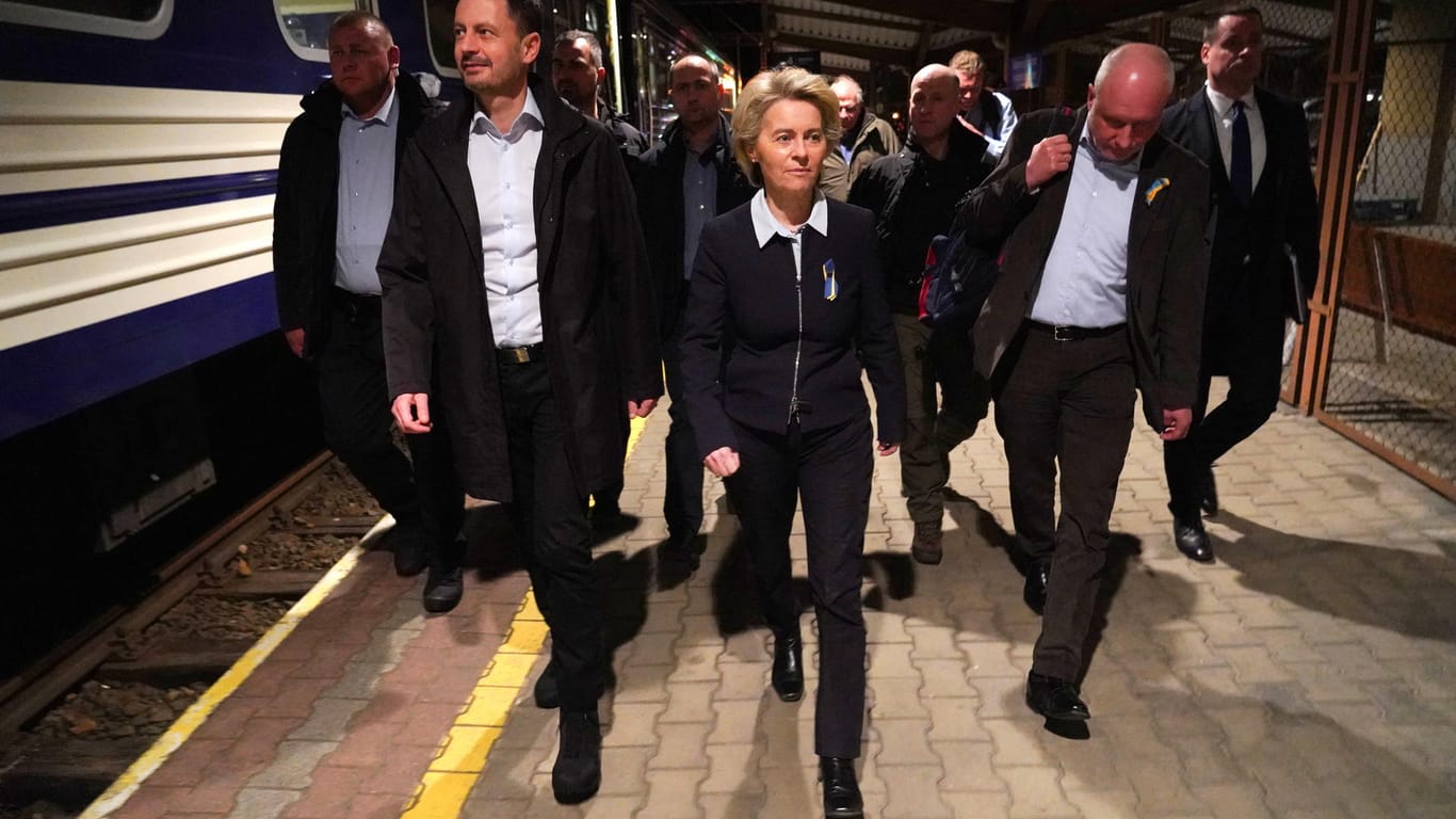 In der Nacht machte sich Ursula von der Leyen per Zug auf den Weg in die ukrainische Hauptstadt.