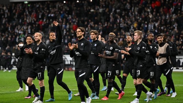 Als wäre es ein Sieg gewesen: Frankfurts Spieler freuen sich über das 1:1 gegen den FC Barcelona.