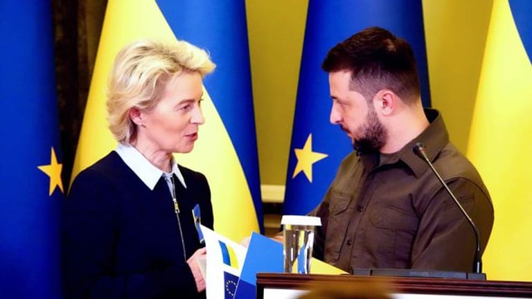 EU-Kommissionspräsidentin Ursula von der Leyen spricht bei einer gemeinsamen Pressekonferenz mit Wolodymyr Selenskyj, Präsident der Ukraine.