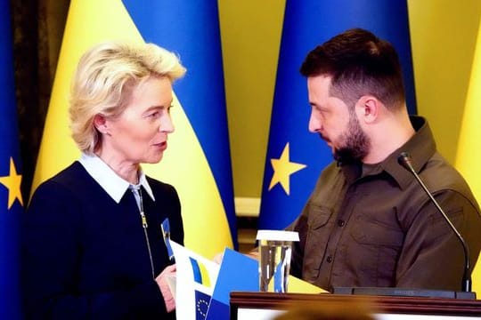 EU-Kommissionspräsidentin Ursula von der Leyen spricht bei einer gemeinsamen Pressekonferenz mit Wolodymyr Selenskyj, Präsident der Ukraine.