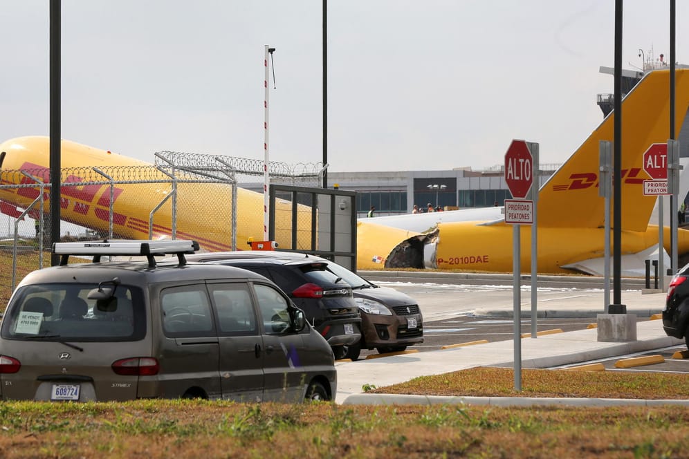 DHL-Maschine in Costa Rica: Das Flugzeug war bei einer Notlandung auseinandergebrochen.