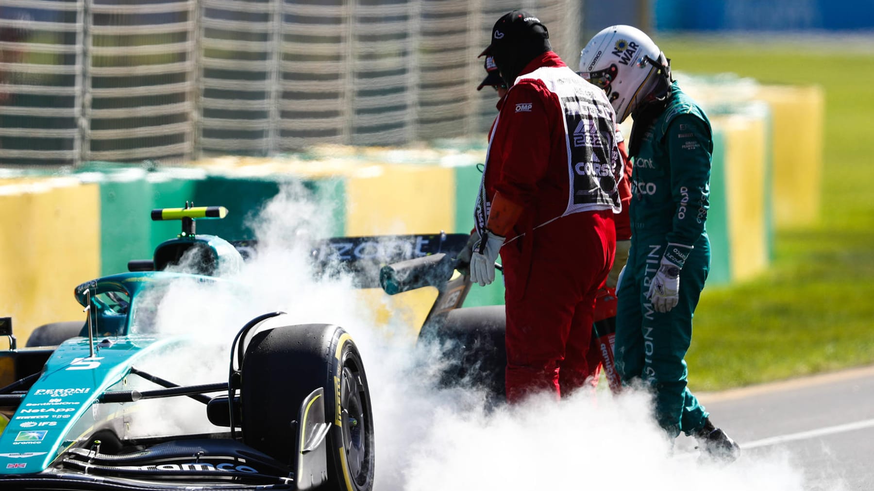 Formel 1 in Australien Vettel muss zum Feuerlöscher greifen