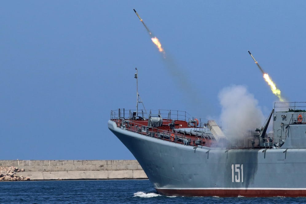 Ein russisches Schiff feuert Raketen ab (Archivbild): Die Region Odessa wurde in der Nacht mehrfach getroffen