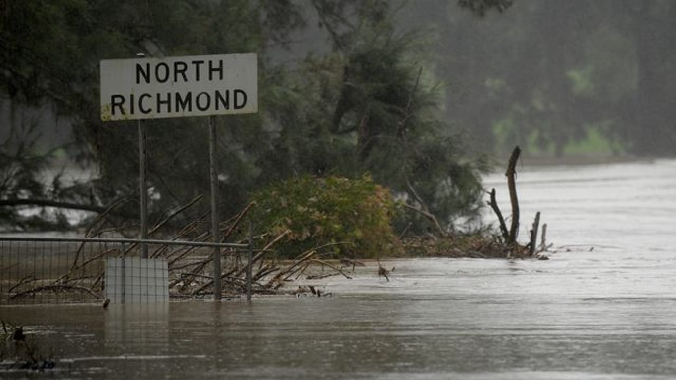 Die North-Richmond-Brücke in Richmond, nordwestlich von Sydney, steht vollständig unter dem Hochwasser.