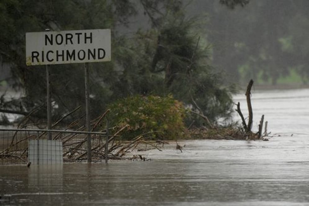 Die North-Richmond-Brücke in Richmond, nordwestlich von Sydney, steht vollständig unter dem Hochwasser.