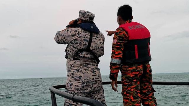 "Wir glauben, dass die Chance groß ist, sie wohlauf zu finden": Such- und Rettungsmitarbeiter vor der Küste von Mersing in Johor, Malaysia. "Wir glauben, dass die Chance groß ist, sie wohlauf zu finden": Such- und Rettungsmitarbeiter vor der Küste von Mersing in Johor, Malaysia.