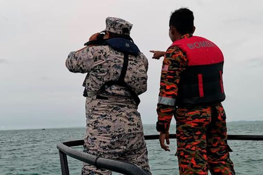 "Wir glauben, dass die Chance groß ist, sie wohlauf zu finden": Such- und Rettungsmitarbeiter vor der Küste von Mersing in Johor, Malaysia.