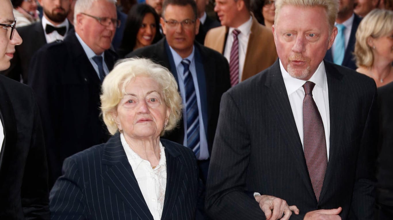 Boris Becker und Mutter Elvira: Hier stolzieren sie zusammen über einen roten Teppich im Jahr 2019.