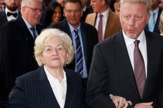 Boris Becker und Mutter Elvira: Hier stolzieren sie zusammen über einen roten Teppich im Jahr 2019.