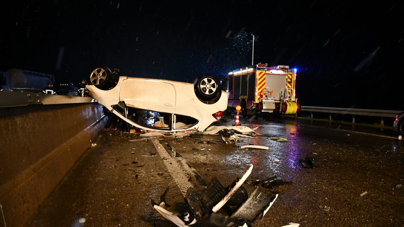 Das Unfallauto blieb auf dem Dach liegen: Der 40-jährige Fahrer kam ums Leben.