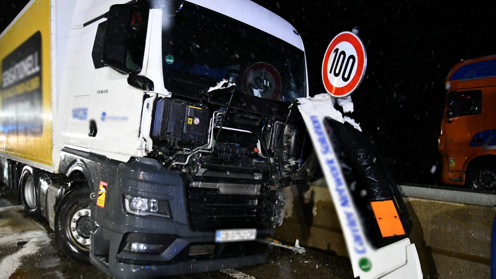 Der Lastkraftwagen wurde bei dem Unfall an der Front stark beschädigt: Der Fahrer trug leichte Verletzungen davon.