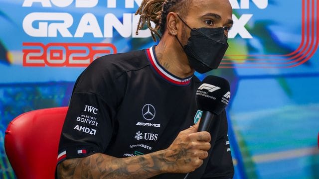 Freut sich über neue Hersteller in der Formel 1: Lewis Hamilton bei der Pressekonferenz vor dem ersten Training in Melbourne.