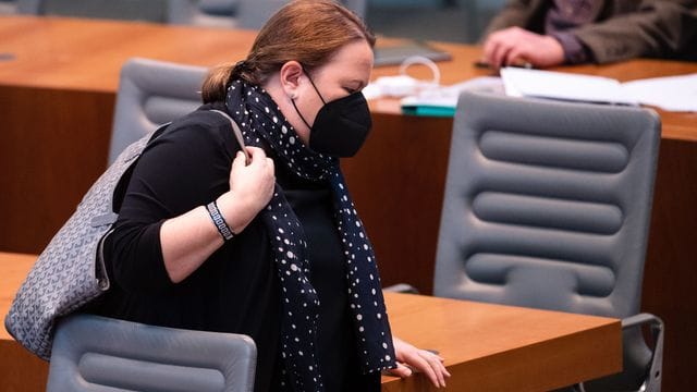 Ursula Heinen-Esser (CDU), Umweltministerin von Nordrhein-Westfalen, verlässt im Landtag den Plenarsaal. Ursula Heinen-Esser (CDU), Umweltministerin von Nordrhein-Westfalen, verlässt im Landtag den Plenarsaal.