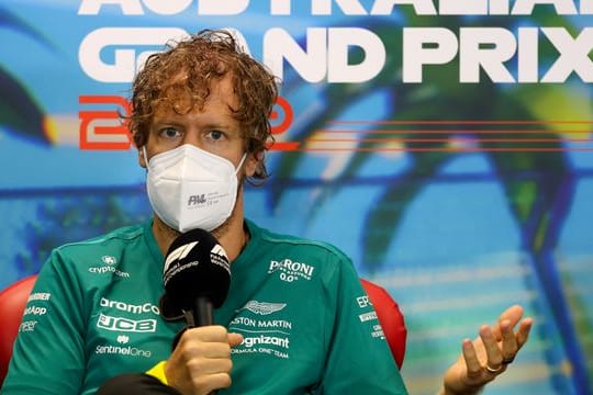 Aston-Martin-Pilot Sebastian Vettel beantwortet Fragen während der Fahrer-Pressekonferenz in Melbourne.