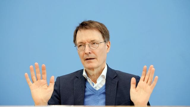 Karl Lauterbach während einer Pressekonferenz zur weiteren Entwicklung der Corona-Lage.