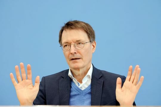 Karl Lauterbach während einer Pressekonferenz zur weiteren Entwicklung der Corona-Lage.