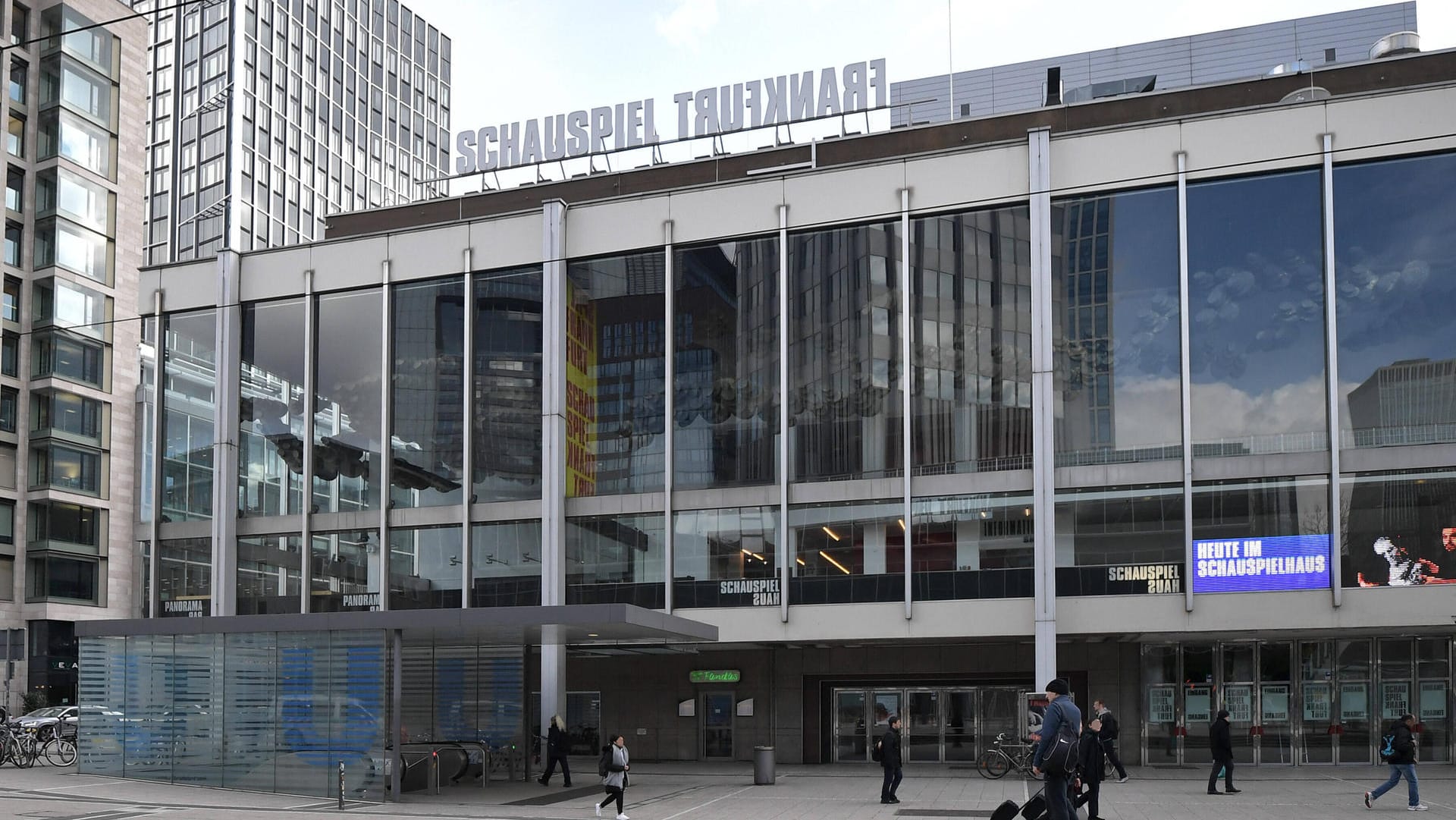 Schauspiel Frankfurt am Willy Brandt Platz (Archivbild): Das Schauspielhaus beklagt seit Beginn des Jahres hohe Krankheitszahlen. Schauspiel Frankfurt am Willy Brandt Platz (Archivbild): Das Schauspielhaus beklagt seit Beginn des Jahres hohe Krankheitszahlen.