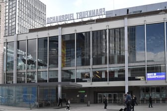 Schauspiel Frankfurt am Willy Brandt Platz (Archivbild): Das Schauspielhaus beklagt seit Beginn des Jahres hohe Krankheitszahlen.