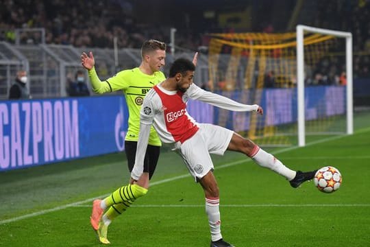 Noussair Mazraoui (r) von Ajax Amsterdam in Aktion gegen BVB-Spieler Marco Reus.