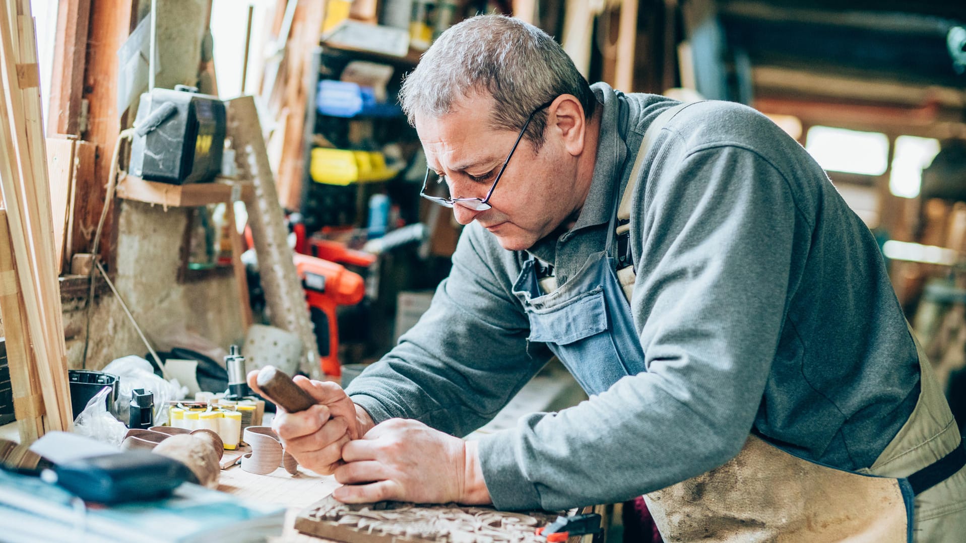 Handwerker bei der Arbeit (Symbolbild): Wer schon lange im Betrieb ist, den kann der Arbeitgeber nicht so schnell vor die Tür setzen.