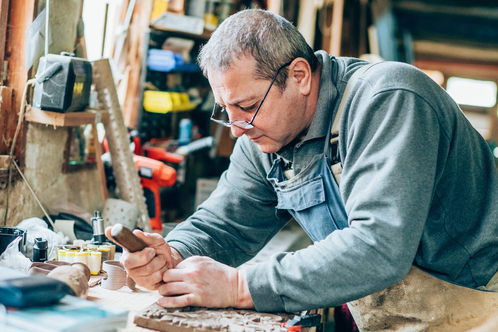 Handwerker bei der Arbeit (Symbolbild): Wer schon lange im Betrieb ist, den kann der Arbeitgeber nicht so schnell vor die Tür setzen.