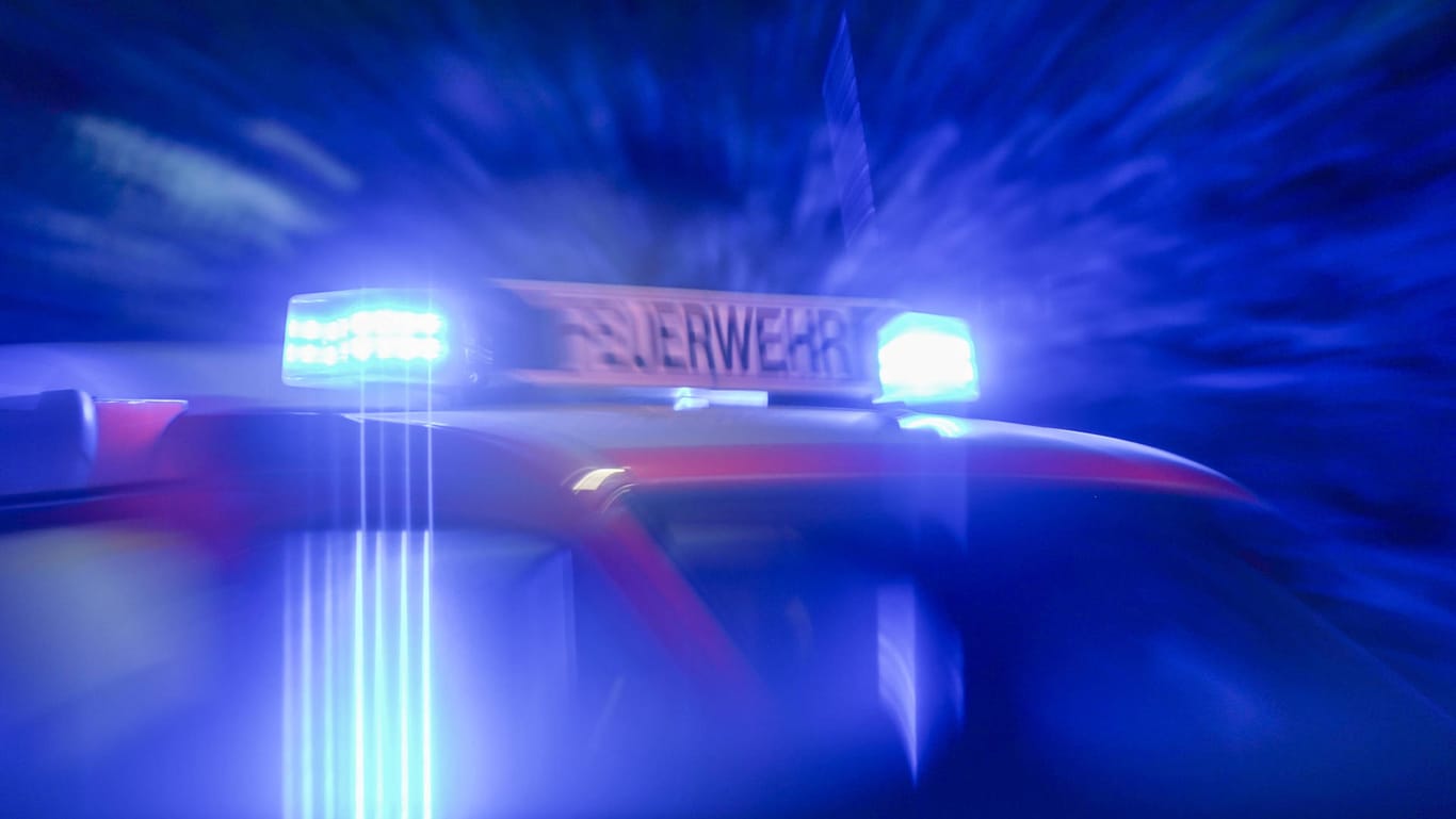 Ein Feuerwehrauto mit eingeschaltetem Blaulicht (Symbolfoto): Bei dem Einsatz in Berlin-Hellersdorf verletzte sich neben vier weiteren Personen auch ein Feuerwehrmann.