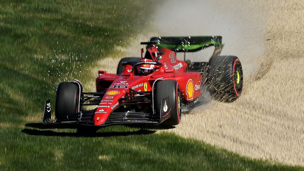 Charles Leclerc rauschte mit seinem Ferrari beim Training auch ins Kiesbett neben der Strecke. Charles Leclerc rauschte mit seinem Ferrari beim Training auch ins Kiesbett neben der Strecke.