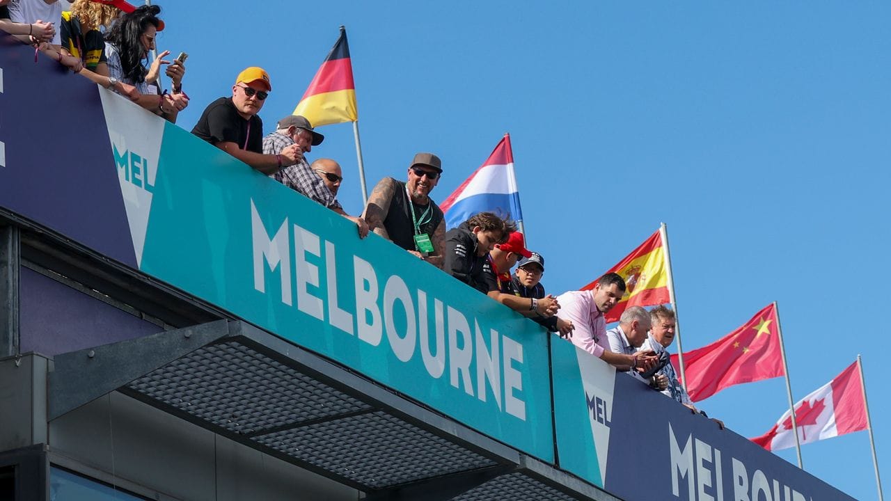 Zuschauer warten auf den Beginn des ersten Trainings zum Großen Preis von Australien. Zuschauer warten auf den Beginn des ersten Trainings zum Großen Preis von Australien.