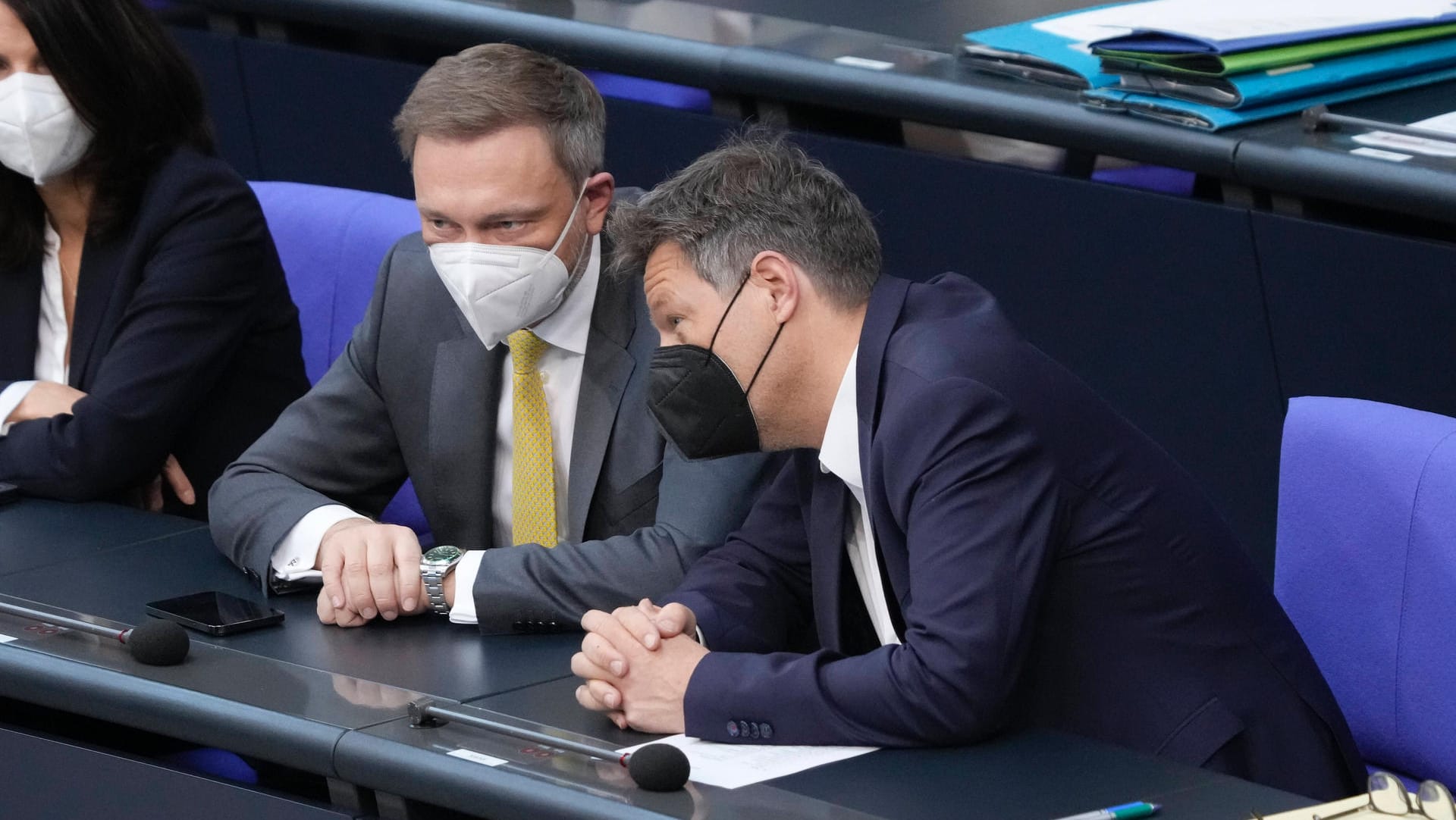 Finanzminister Christian Lindner (links) und Wirtschaftsminister Robert Habeck bei einer Plenarsitzung des Bundestages (Archivbild): Die Bundesregierung will Unternehmen unterstützen, die durch den Krieg in der Ukraine besonders belastet sind. Finanzminister Christian Lindner (links) und Wirtschaftsminister Robert Habeck bei einer Plenarsitzung des Bundestages (Archivbild): Die Bundesregierung will Unternehmen unterstützen, die durch den Krieg in der Ukraine besonders belastet sind.