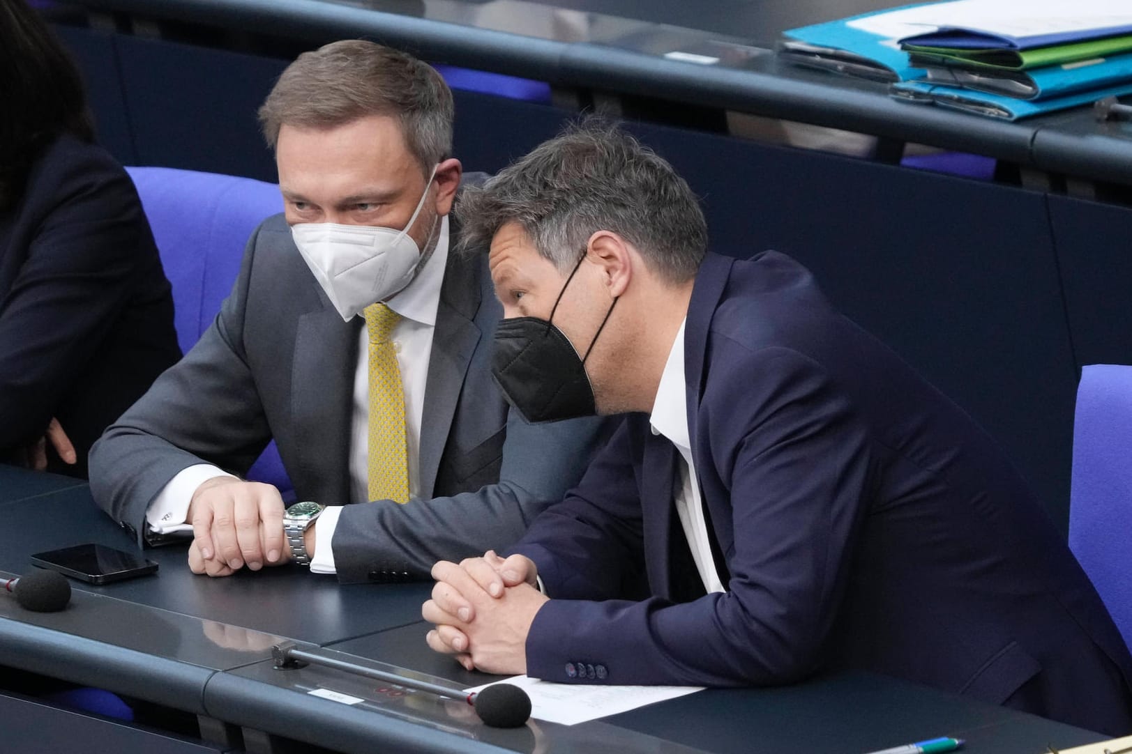 Finanzminister Christian Lindner (links) und Wirtschaftsminister Robert Habeck bei einer Plenarsitzung des Bundestages (Archivbild): Die Bundesregierung will Unternehmen unterstützen, die durch den Krieg in der Ukraine besonders belastet sind.