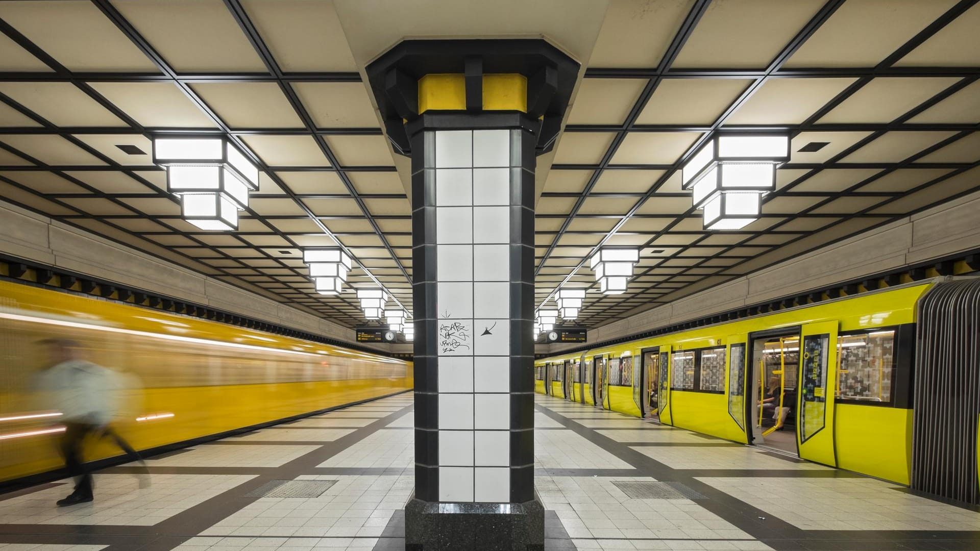 Blick in den U-Bahnhof Paracelsus-Bad (Archivbild): Das Design der Haltestelle erinnert an ein Schwimmbad.