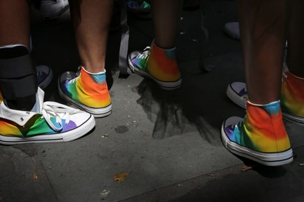 Teilnehmer des "Pride March" in New York mit Turnschuhen in den Regenbogenfarben.