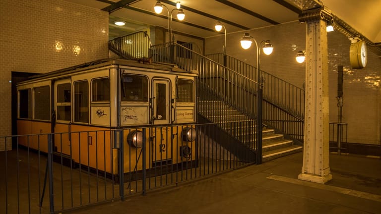 Blick in den U-Bahnhof Klosterstraße (Archivbild): Der Triebwagen der Schöneberger Untergrundbahn aus dem Jahr 1910 wurde in den Achtzigern in dem Bahnhof platziert.