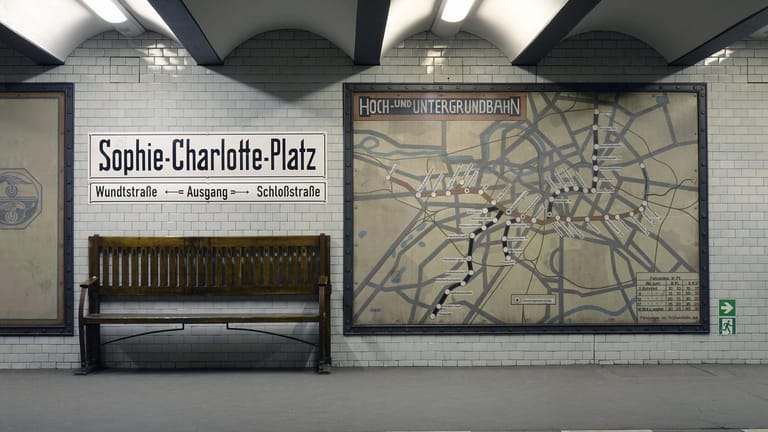Blick in den U-Bahnhof Sophie-Charlotte-Platz (Archivbild): Ein Teil der Station wird auch heute noch für Ausstellungen genutzt.