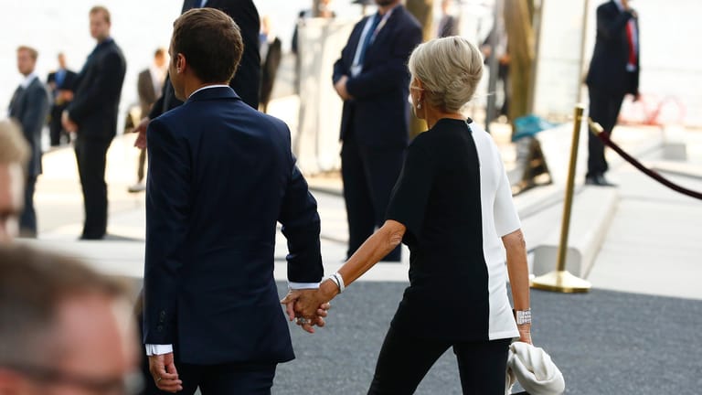 Juli 2017: Emmanuel und Brigitte Macron Hand in Hand in Hamburg