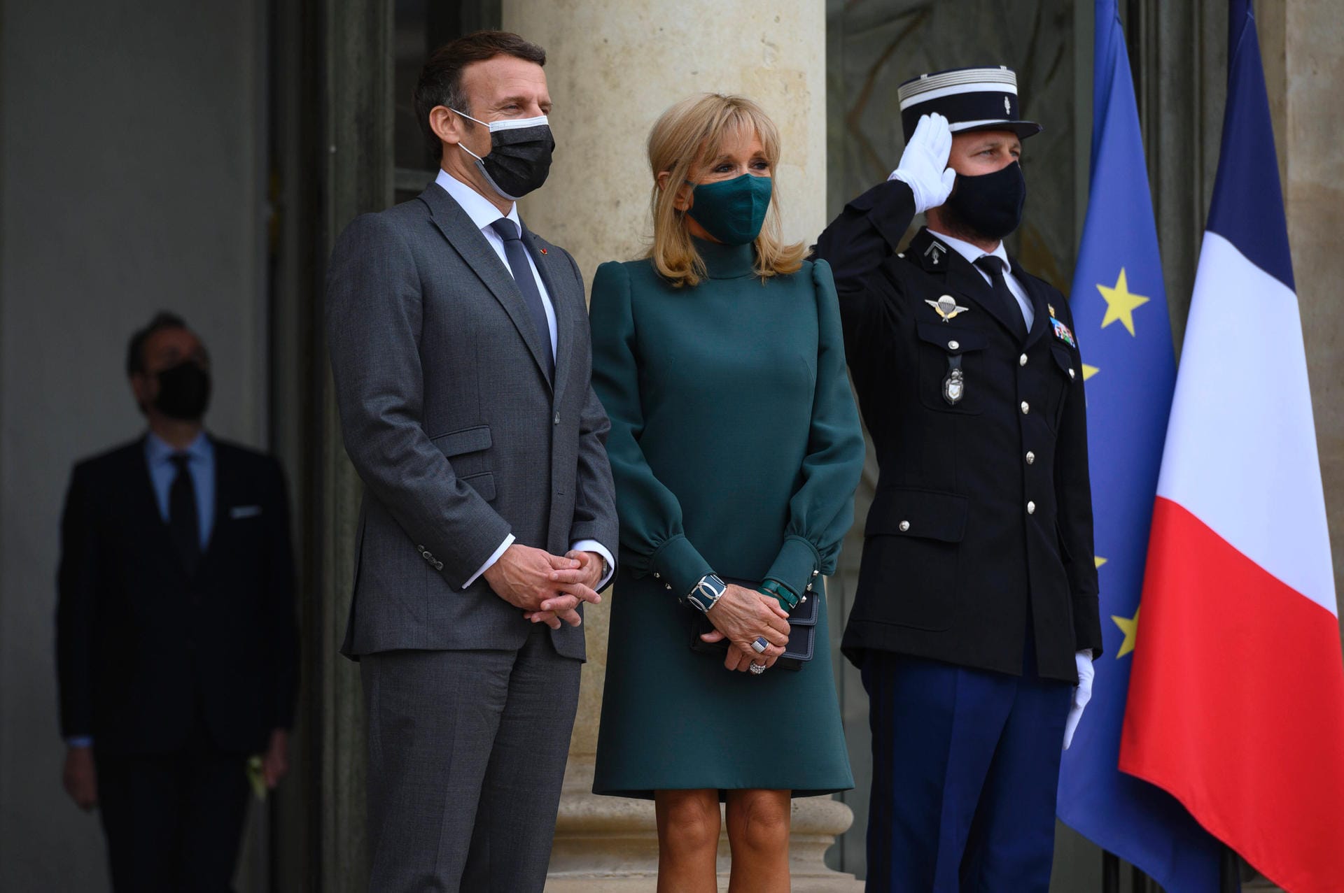 Mai 2021: Das Ehepaar empfängt Besuch vor dem Élysée-Palast in Paris.