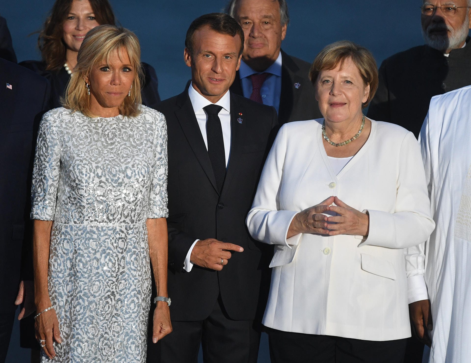 August 2019: Das Ehepaar Macron mit Angela Merkel beim G7-Gipfel in Biarritz, Frankreich