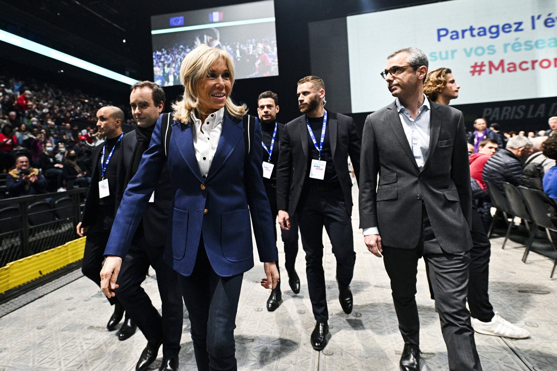 Brigitte Macron unterstützt Emmanuel Macron im April 2022 beim Wahlkampf.
