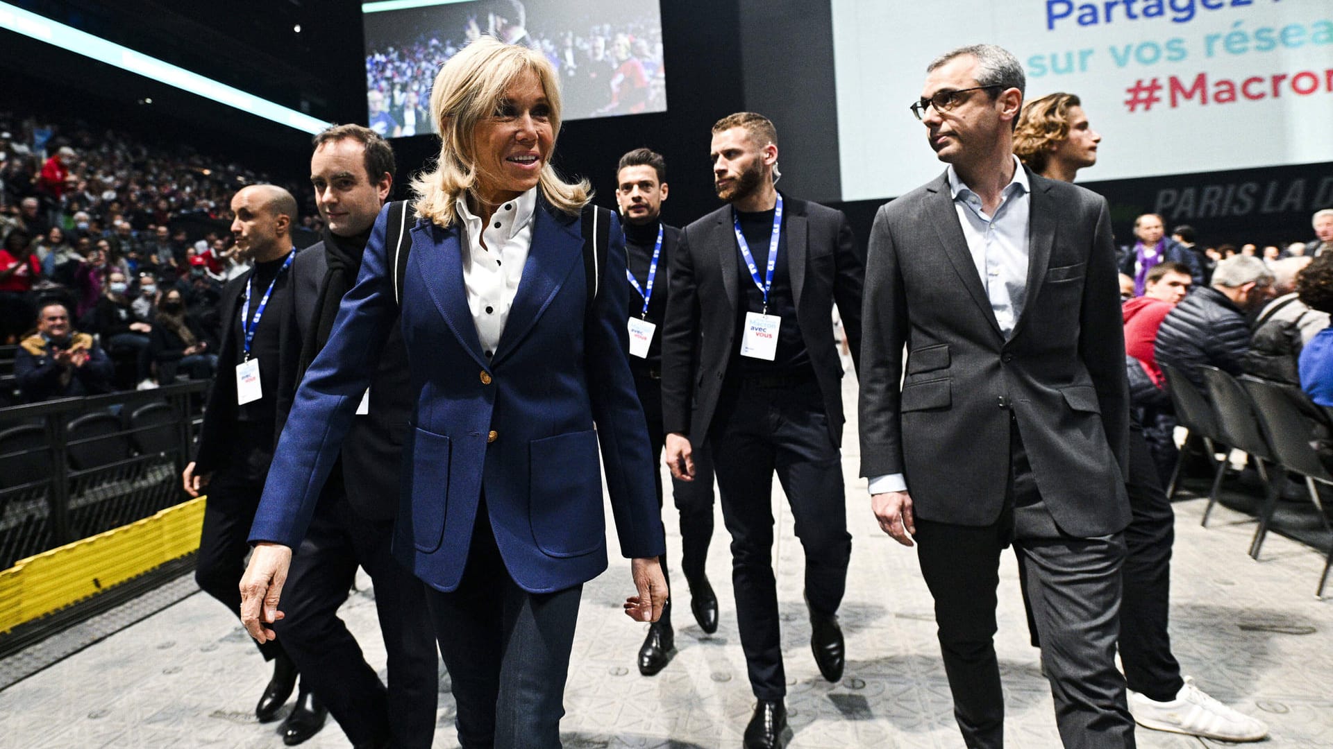 Brigitte Macron unterstützt Emmanuel Macron im April 2022 beim Wahlkampf.