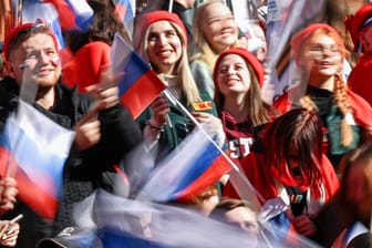 Zuschauer bei einem Auftritt von Russlands Präsident Putin im Moskauer Luschniki-Stadion: Das Vertrauen in ihn wächst auch bei den Jungen.