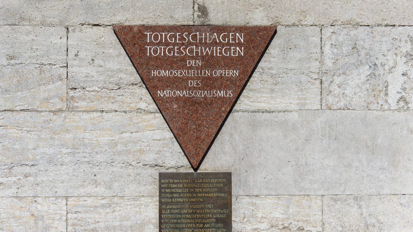 Eine Gedenktafel am U-Bahnhof Nollendorfplatz erinnert an die homosexuellen Opfer des Nationalsozialismus (Archivbild): Die Form ist einem Zeichen, das Homosexuelle in Konzentrationslagern an der Kleidung tragen mussten, nachempfunden.