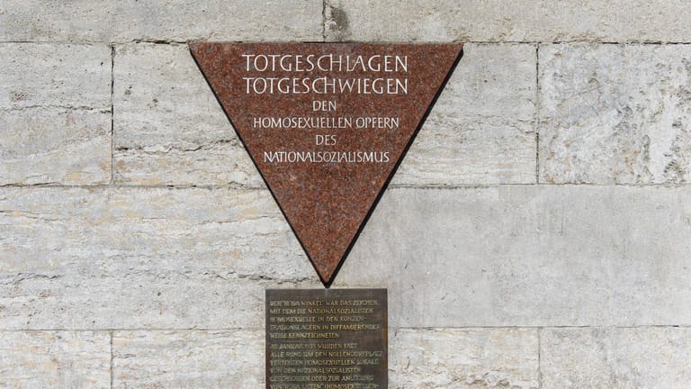 Eine Gedenktafel am U-Bahnhof Nollendorfplatz erinnert an die homosexuellen Opfer des Nationalsozialismus (Archivbild): Die Form ist einem Zeichen, das Homosexuelle in Konzentrationslagern an der Kleidung tragen mussten, nachempfunden.