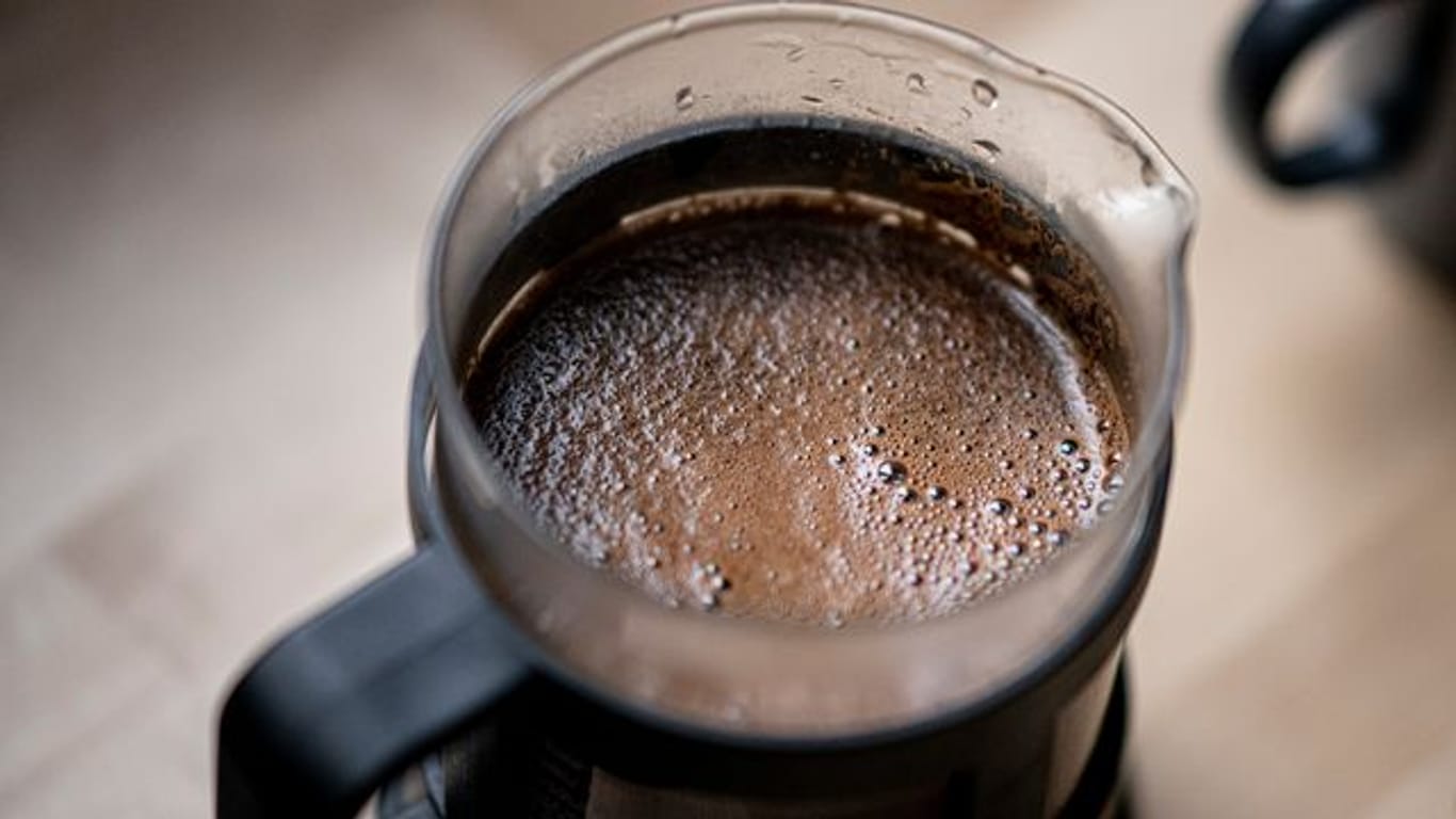 Trotz starker Preiserhöhungen hat sich der ohnehin hohe Konsum von Kaffee in Deutschland im zweiten Coronajahr abermals erhöht.