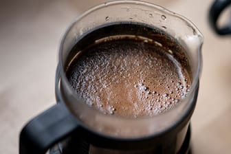 Trotz starker Preiserhöhungen hat sich der ohnehin hohe Konsum von Kaffee in Deutschland im zweiten Coronajahr abermals erhöht.