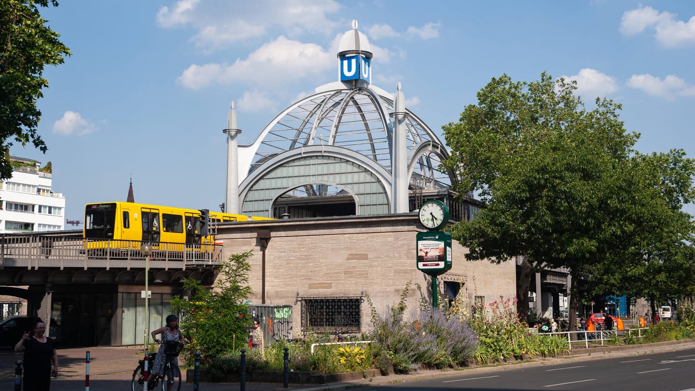 Blick auf den U-Bahnhof Nollendorfplatz (Archivbild): Nachts erstrahlt er in Regenbogenfarben.