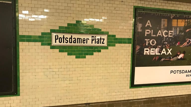 Stationsschild im Bahnhof Potsdamer Platz (Archivbild): Die grünen Fliesen und Schilder stammen noch aus dem Jahr 1907.