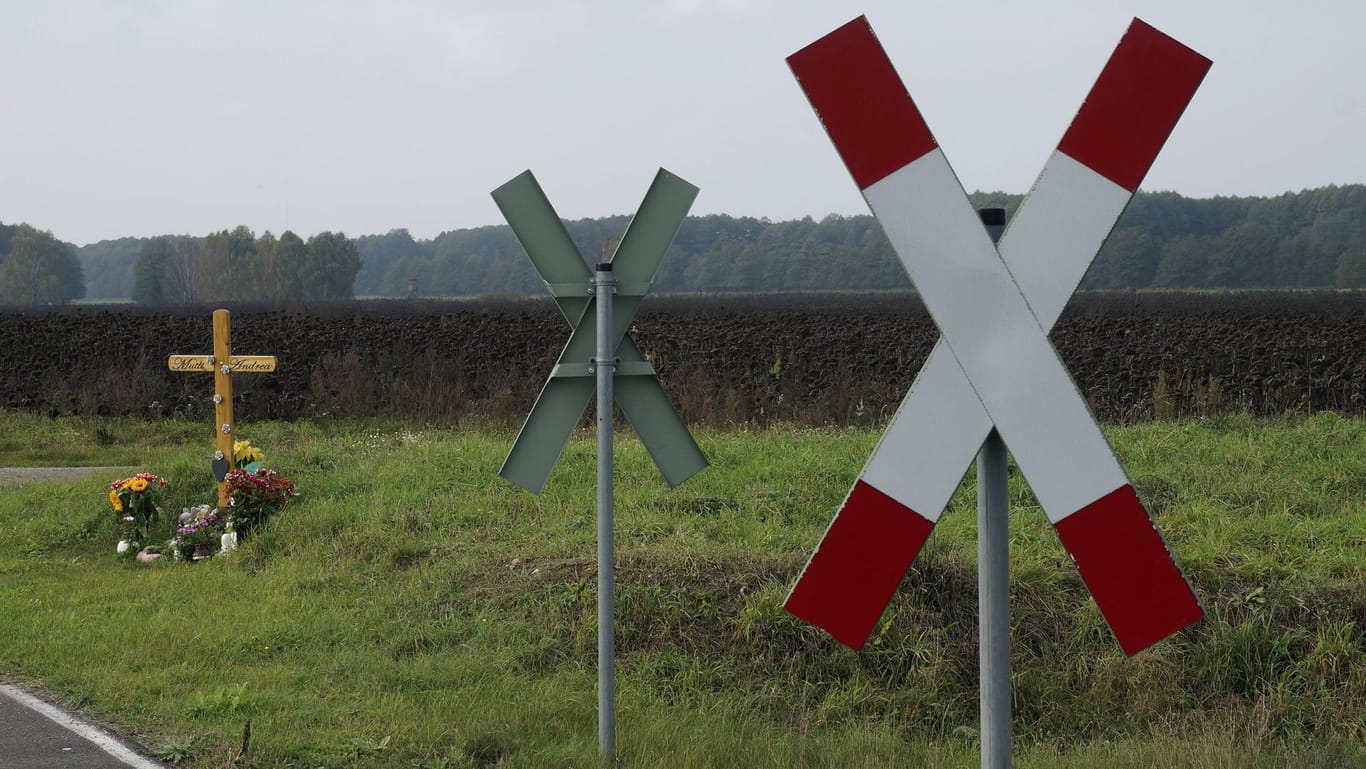 Ein Andreaskreuz an einem unbeschrankten Bahnübergang (Symbolfoto): Eine Schranke kann viele Menschen vor dem Tod bewahren.