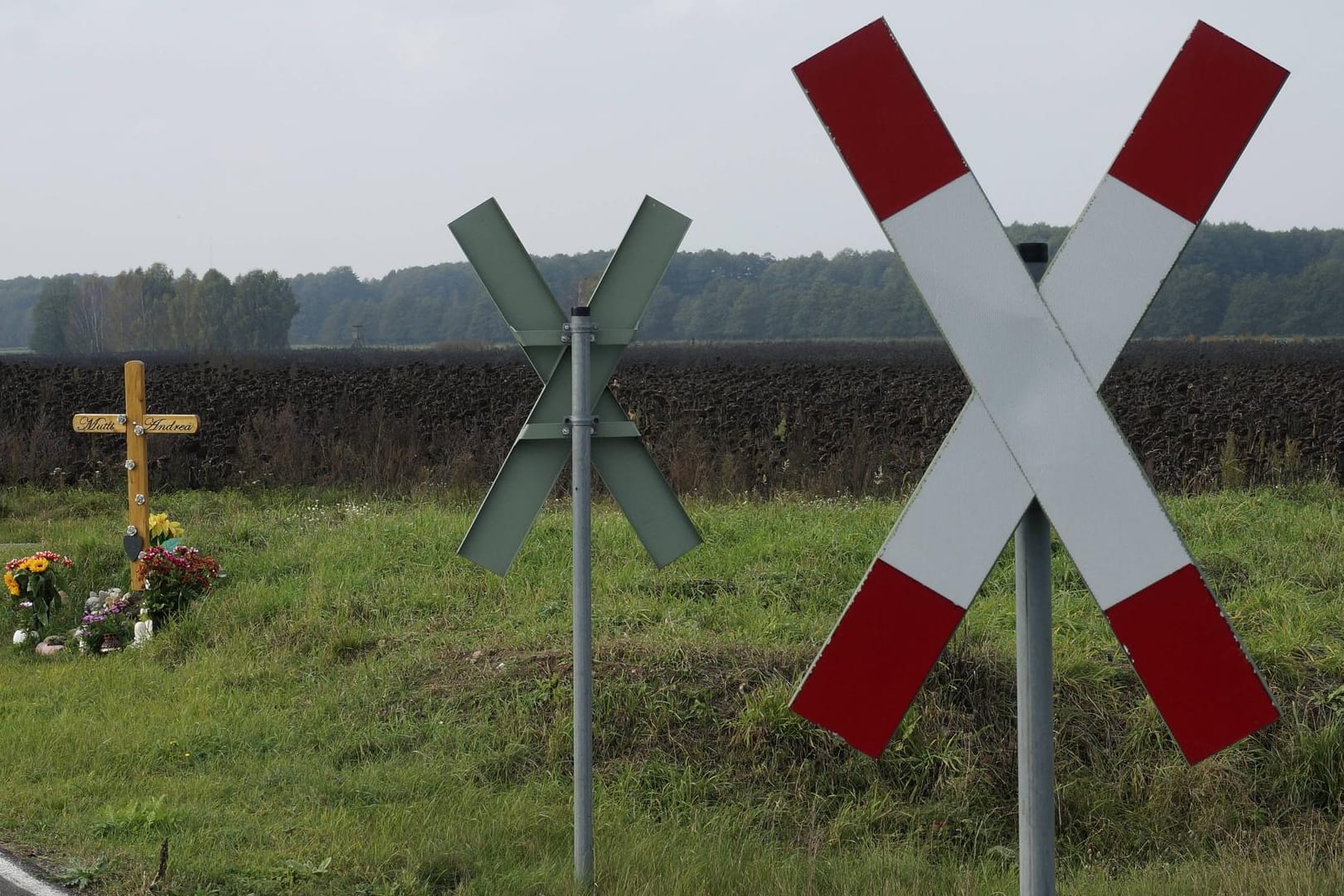 Ein Andreaskreuz an einem unbeschrankten Bahnübergang (Symbolfoto): Eine Schranke kann viele Menschen vor dem Tod bewahren.