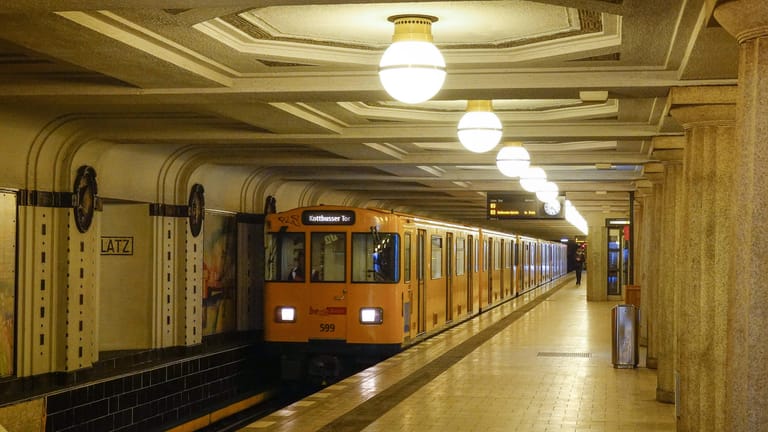 Der U-Bahnhof Breitenbachplatz (Archivbild): Opulente Pfeiler in der Mitte des Bahnsteigs tragen hier eine Kassettendecke.